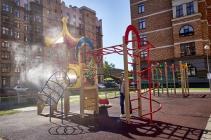 Отмываем детские площадки в нашем ЖК