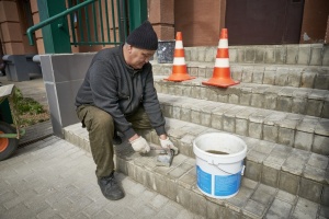 Работа по ремонту плитки на входных группах МКД